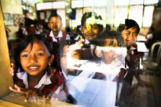 On my first day in Ubud I went around the village to meet local families. I wanted to visit a school and follow a typical day of Balinese kids. As soon as I arrived, kids jumped to the window, they were so excited to meet me and to see my cameras. That moment was one of the highlight on my first solo trip to Bali.