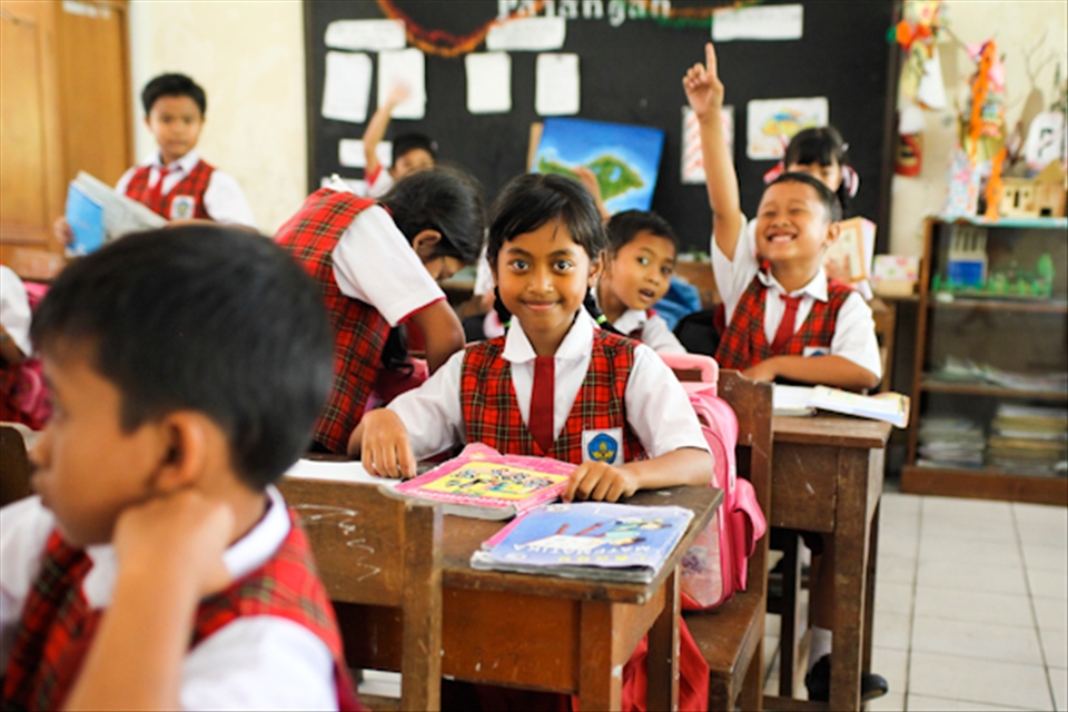 The teacher welcomed me in the class and let me stay around the kids while they were doing their lesson. I stayed with them, laughed with them, it was so unbelieavable!