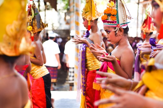 After the morning class, they had a ceremony in their village to attend to. They got dressed with their typical clothes and colours and started to dance. My first day in Ubud was just magical