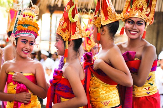 But what I remember the most from my first day in Ubud and from Balinese people in general is the kindness of people, their smile, always and to anyone, their positivity, their balance in life, their colours, their prayers, their dances with those gorgeous moves. These girls just finished their dance and were sharing a moment of fun.