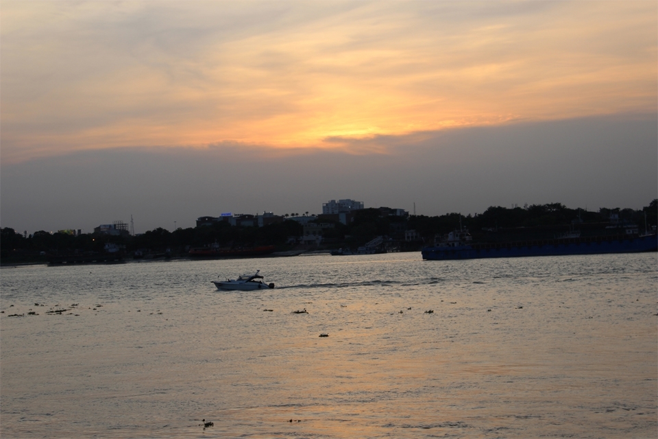 A beautiful sunset by the river bank of ganga. 