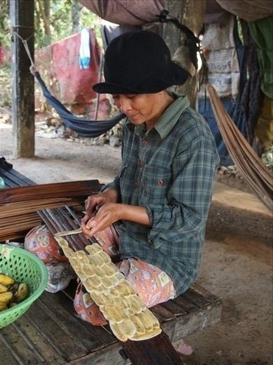 Making dried banana sheets (tasty)