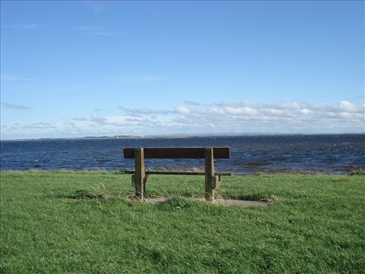 Banco mirando hacía el océano Atlántico situado en la playa de Galway