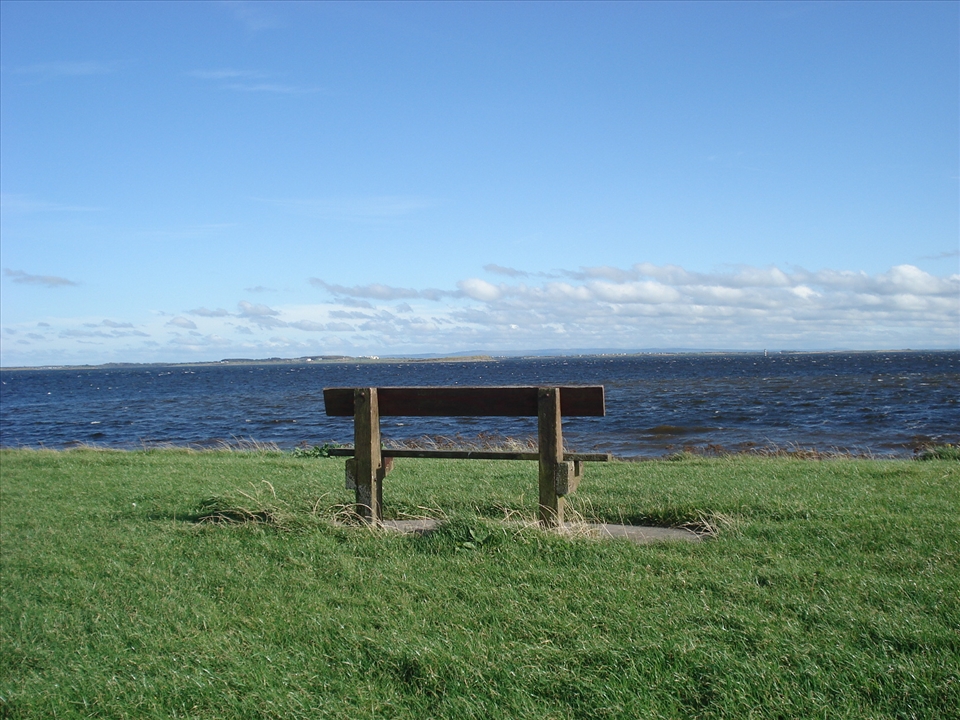 Banco mirando hacía el océano Atlántico situado en la playa de Galway