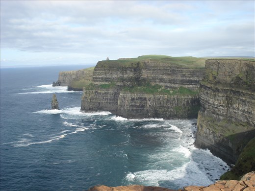  Los acantilados de Moher elevados sobre el océano Atlántico