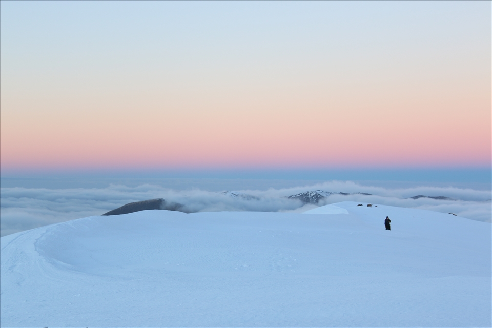 navigating the broad ridge to Castle Hill Peak
