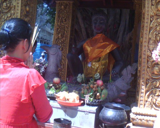 I stayed more than a few minutes. And the cheeks of the statue was powdered.