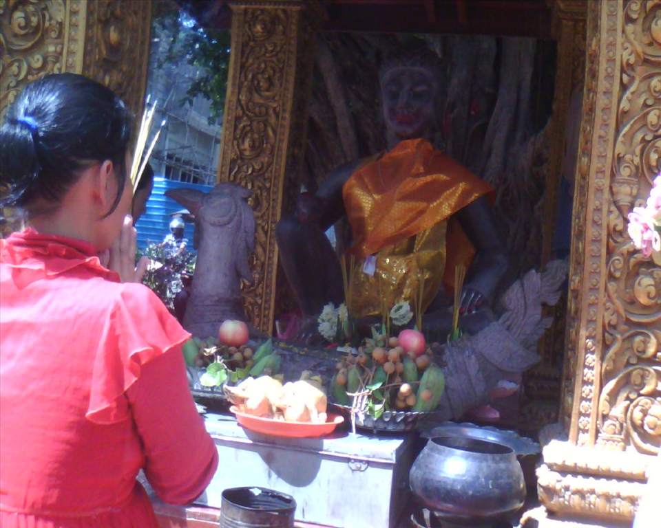 I stayed more than a few minutes. And the cheeks of the statue was powdered.