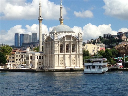 An exquisite waterfront mosque.