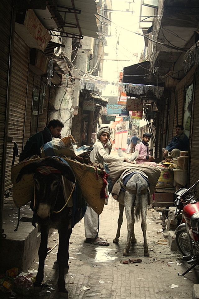 Walking through Lahore's Old City 