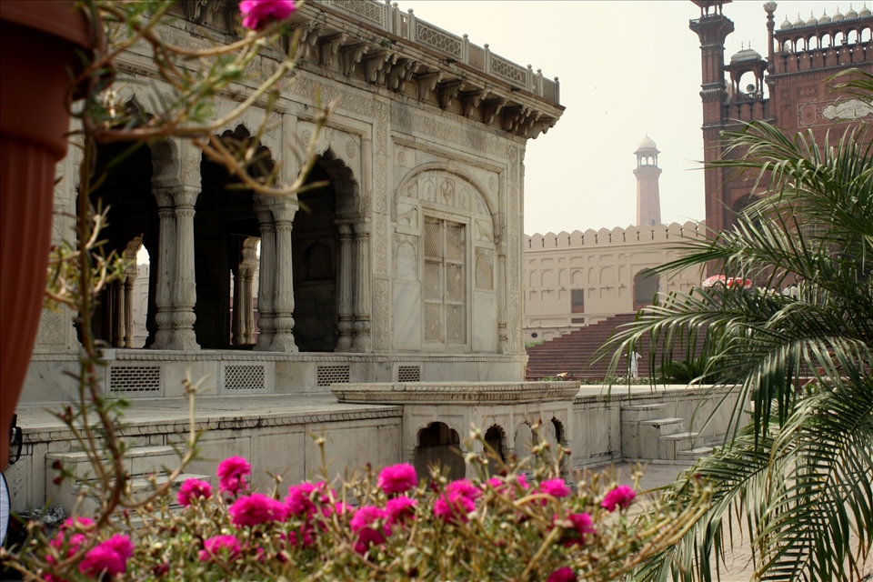 Enroute to the Badshahi Mosque via the splendid Hazuri Bagh Baradari