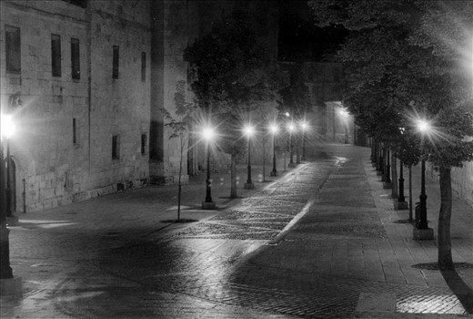 Old roads, old walls, street lamps and the smell of history. A perfect night description of Salamanca.