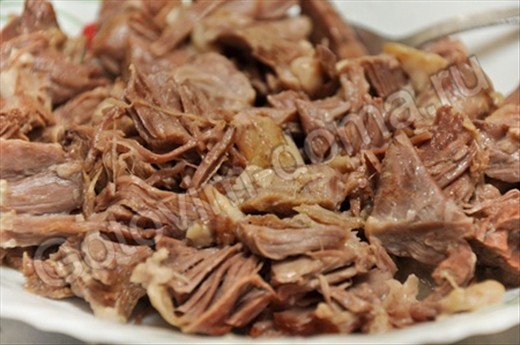Meat cool slightly, separated from the bones and cut into small pieces