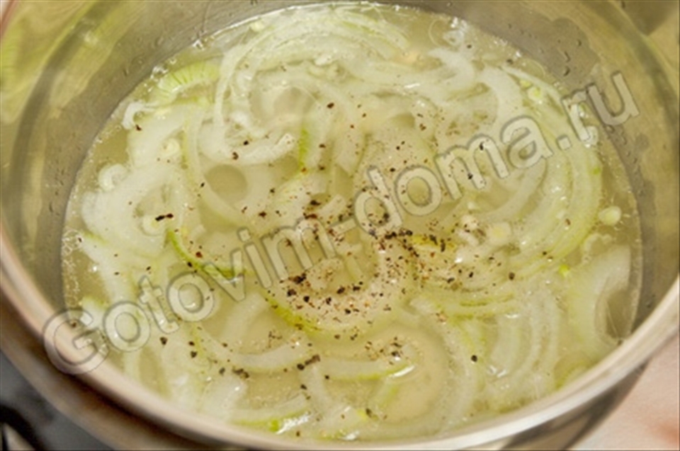 cut into rings onion , thickly sprinkled with freshly ground pepper , cook 2 min