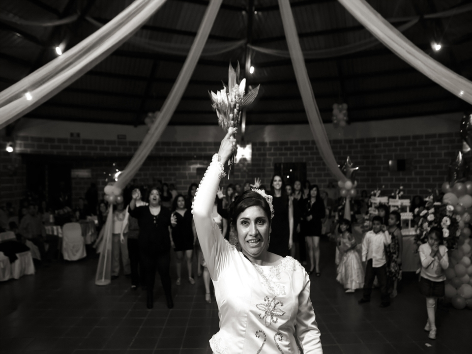 throwing the bouquet