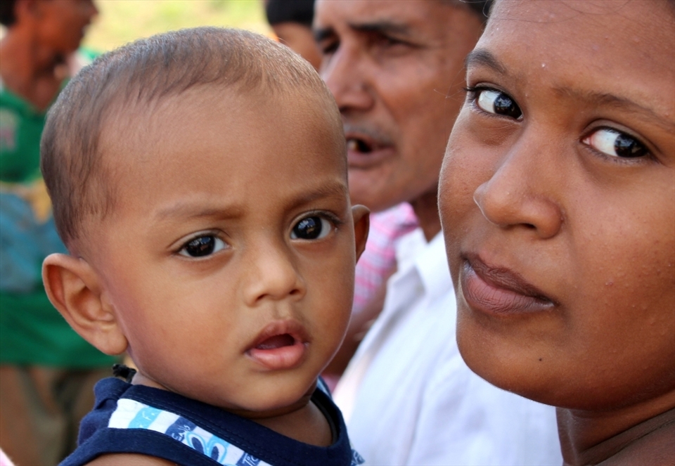 
The youth follows their elders’ steps and take up the burden of cultivation. Farmers’ daughters get married around their 18’s usually to another  farmers son where they strive to increase the land cultivated. This is a picture of such a young mother with her baby.
