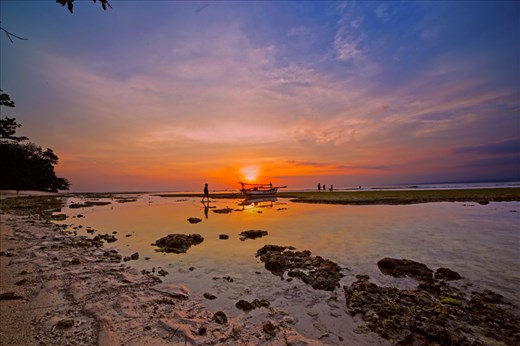Local Fisherman bring in their boat after a day of fishing