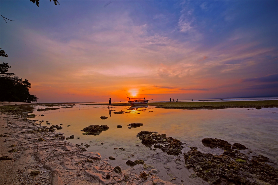 Local Fisherman bring in their boat after a day of fishing