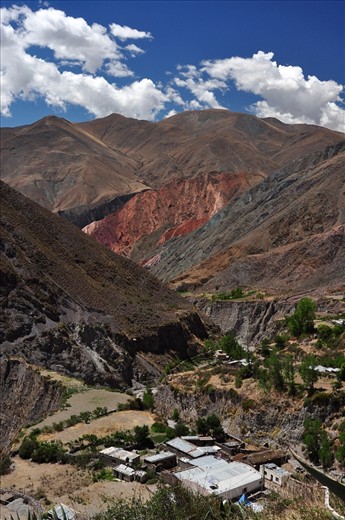 Access to San Isidro is a 8km trekking by the riverbed.