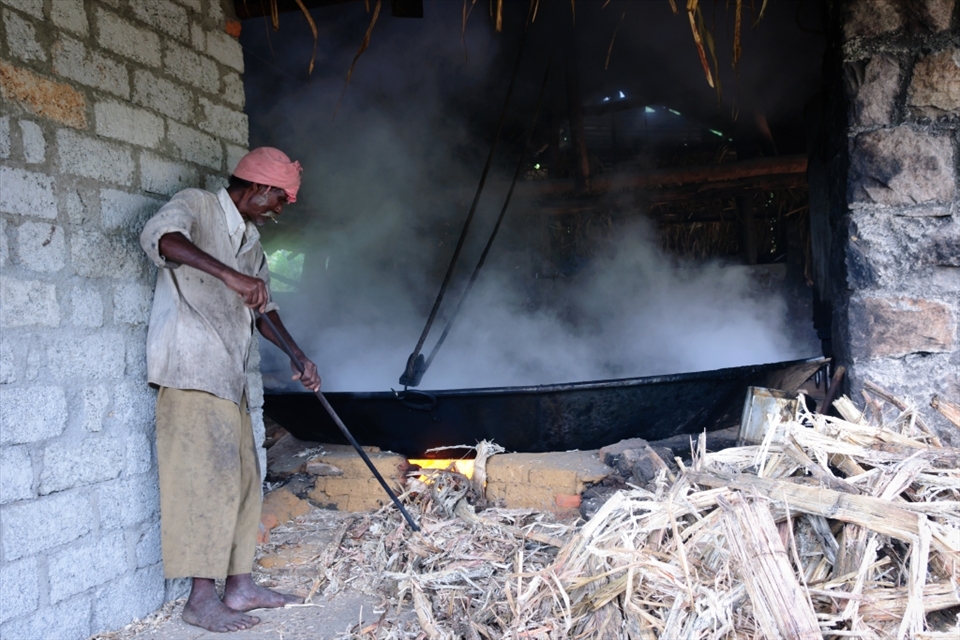 Boiling juice in big tumbler using sugar cane waste