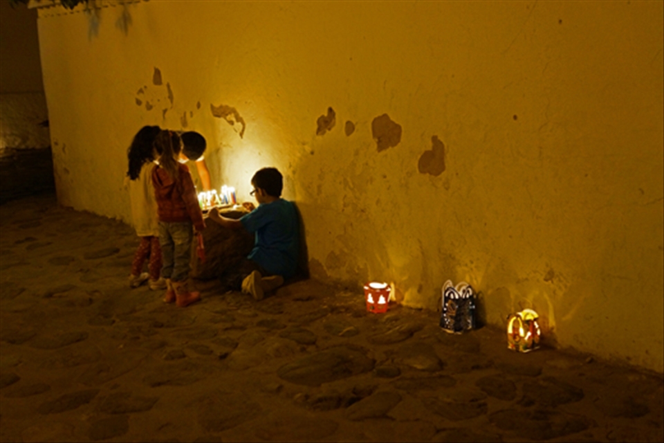 Children lighting candles for the Festival of Light in Villa de Leyva