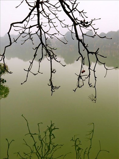 Al otro lado del lago espera la van;un reflejo de Historia y Naturaleza