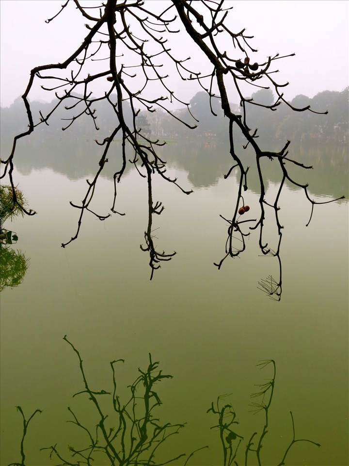 Al otro lado del lago espera la van;un reflejo de Historia y Naturaleza