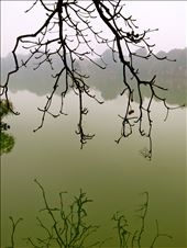 Al otro lado del lago espera la van;un reflejo de Historia y Naturaleza: by santifoto, Views[341]