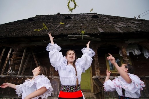 The moment of the greatest intensity of the day is when the girls must throw their crowns on the roof of the house. It is said that if the crown stays on the roof, the girl will get married that year. If the crown falls down, it’s a sign of misfortune and bad luck for the people in that house. 
While throwing their crowns over the house the girls are laughing and joking, counting the successful actions and their failures. Each one has tried their powers for various times and they are keeping score – “I’ll have 3 husbands and I’ll get divorced 2 times”, Patri says, associating the falling of a crown to a divorce.
