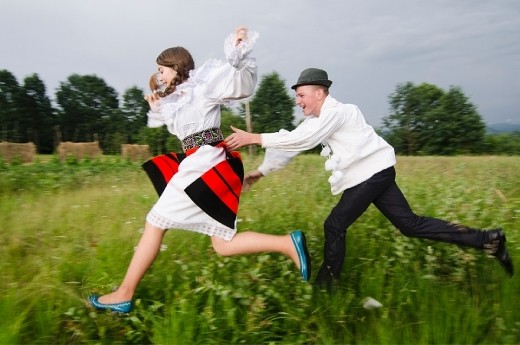 Of all the three girls, Patri is the one that can’t decide which boy she likes more. In the village there are 2 or 3 boys who she has set her mind on. However, she is also very proud and when it comes to meet the boys, she likes playing hard to get. Even though the girls spent all day waiting and hoping the Sanziene superstitions will come true, in the end it’s all about the excitement of the chase.
In Poienile Izei village, the whole entertainment is about interaction and communication, as each tradition is a reason to get together.
