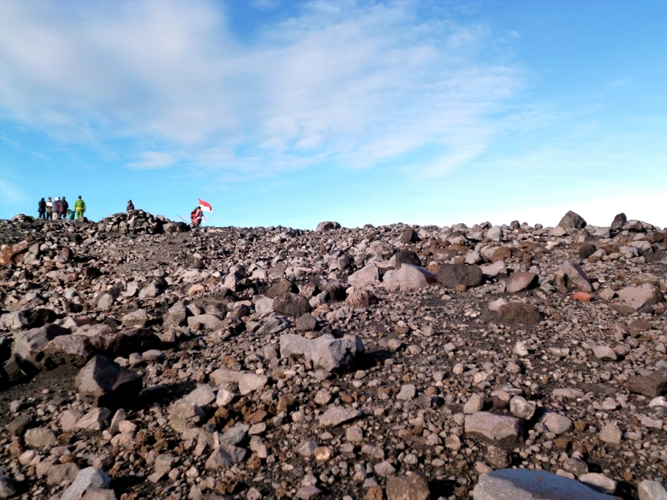 The top of Mount Semeru, Mahameru. You can find a perfect peaceful place here. One thing I realized when I was here: Indonesia is very beautiful. There's no place like Indonesia. A beautiful archipelago.