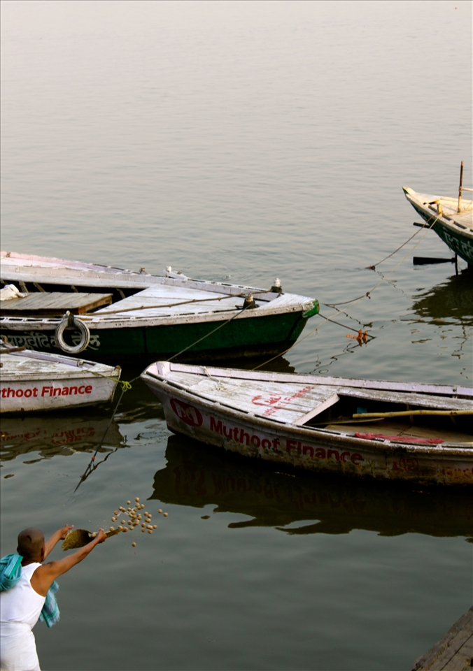 Making an offering to the Ganga.