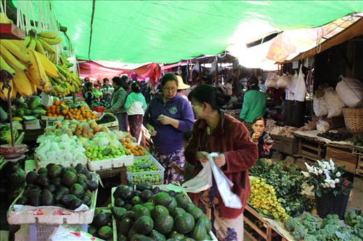 Morning market Inle lake