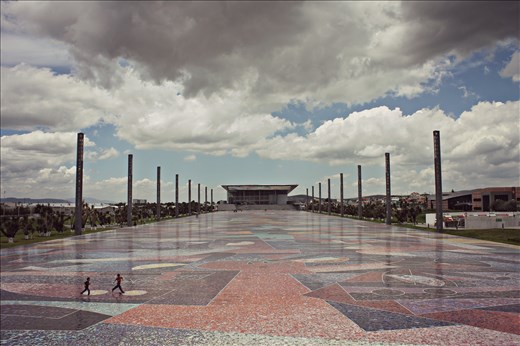 Niños jugando en el inmenso mural de mosaicos ¨Homenaje a la mujer del mundo¨