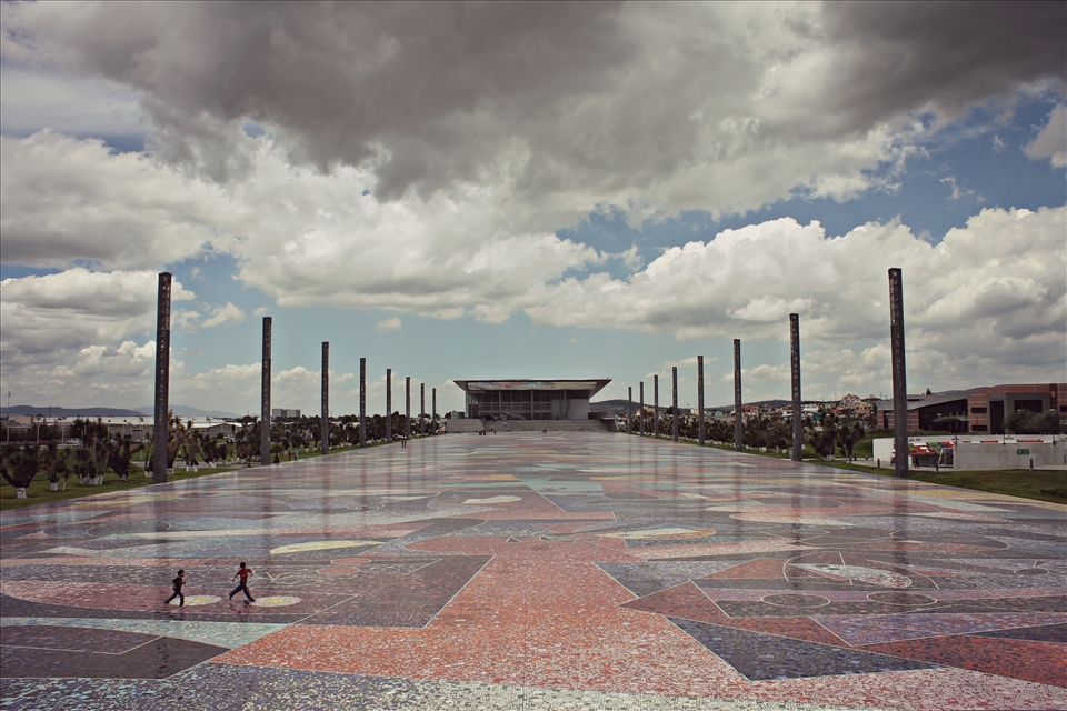 Niños jugando en el inmenso mural de mosaicos ¨Homenaje a la mujer del mundo¨