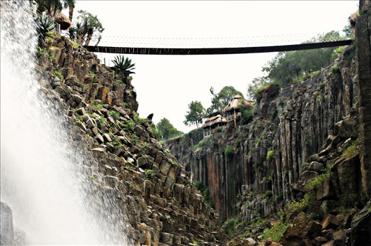 Prismas basálticos decorando las paredes de una barranca en Huasca de Ocampo