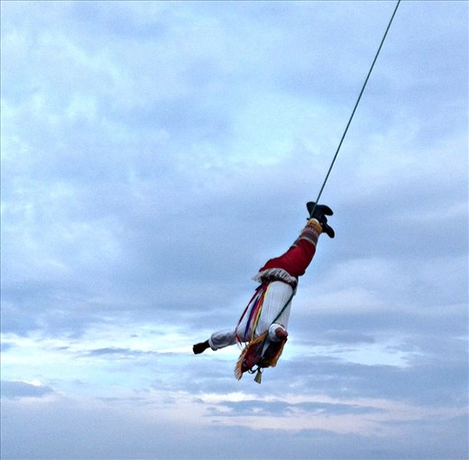 Volador de Papantla en mitad de un ritual simbolizando la caída de la lluvia