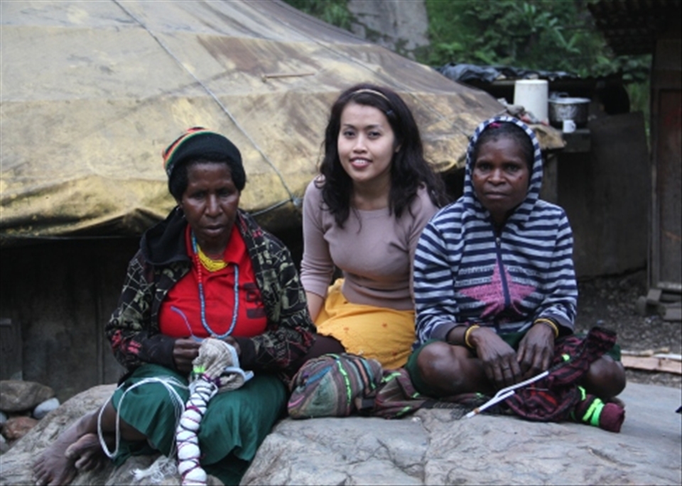 me and Amungme women, spending evening with making 