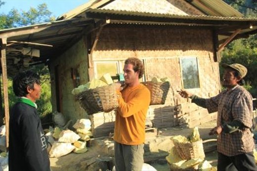 This French Tourist tried to lift the 80 kg sulfur....only 2 minutes 