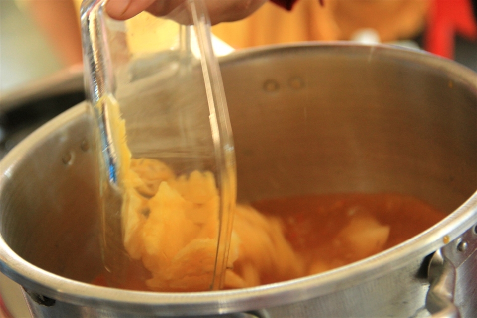 Put the pineappes into the water