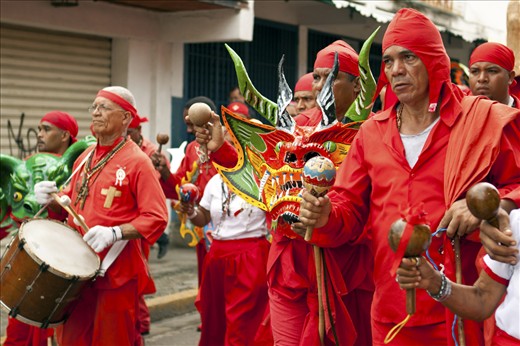The festival is celebrated every year, on the day of Corpus Christi . Adults and children from the town dance to the sounds of the maracas and drums. 