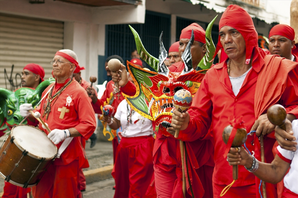 The festival is celebrated every year, on the day of Corpus Christi . Adults and children from the town dance to the sounds of the maracas and drums. 