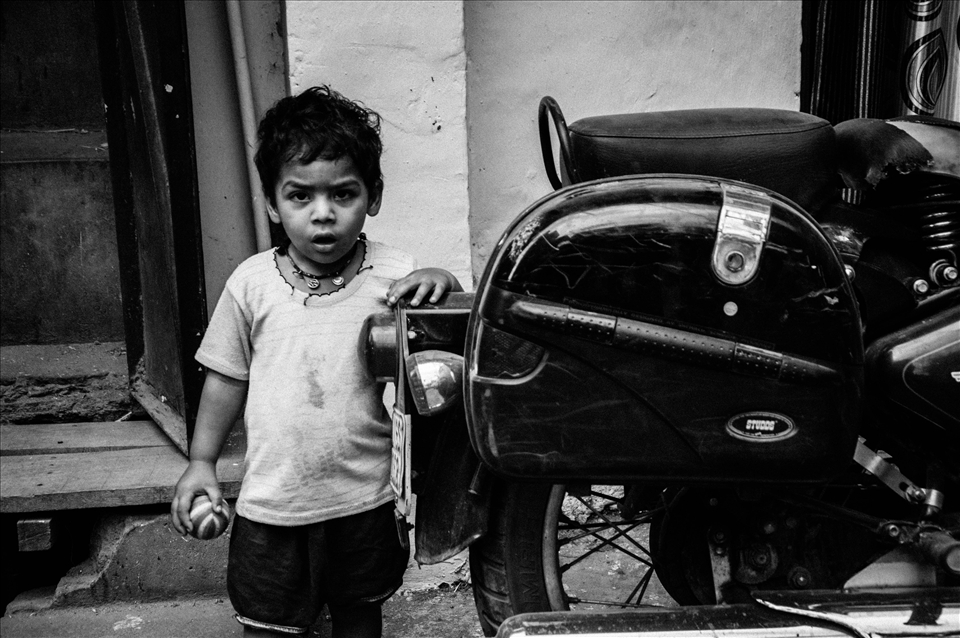 Stopped by at a nearby village where this kid grabbed my attention. I Couldn't wait for the portraiture of this kid's curiosity and innocence... and that moment became the eternal part of the journey.