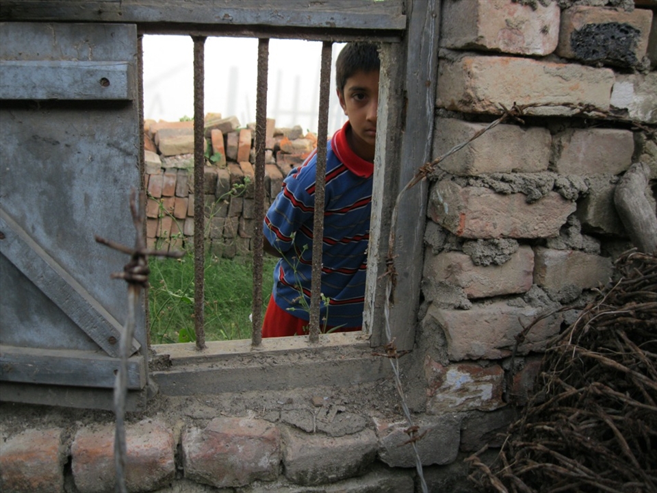 This picture reminds me of my childhood. Through the broken window what is seen 