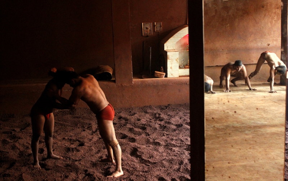 PRACTICE  A day of a Kushti proficient starts at 4 o’clock in the morning with morning jog, rope climbing and other warm-up exercises followed by dummy fights in the soil pit. On an average, the practice session lasts for 9-10 hours everyday.