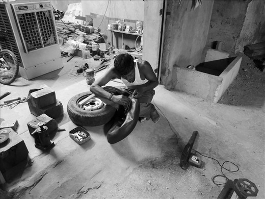 Got a flattened tire or your car won't start....??? When this guy is around you don't have to worry about anything this guy can fix almost anything..... Meet Gajendra a mechanic from the villages of rajasthan.....when asked why don't you find somework that is worth doing......I don't have a choice sir good job requires good education and I have not completed my education neither I have some special talent to showcase it to the world....being a mechanic here makes your life a living hell cause you work so much and earn very little. But i like here cause I get to fix anything that people give and at the end of the day the smile on my customers face makes me realize that today was worth doing something ....he said....
Poor guy tries to fix everyone's life but forget to fix his own life.....
#respect