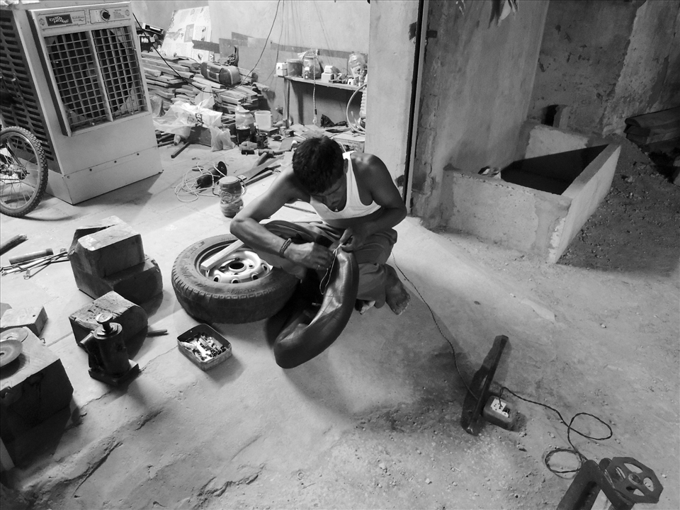 Got a flattened tire or your car won't start....??? When this guy is around you don't have to worry about anything this guy can fix almost anything..... Meet Gajendra a mechanic from the villages of rajasthan.....when asked why don't you find somework that is worth doing......I don't have a choice sir good job requires good education and I have not completed my education neither I have some special talent to showcase it to the world....being a mechanic here makes your life a living hell cause you work so much and earn very little. But i like here cause I get to fix anything that people give and at the end of the day the smile on my customers face makes me realize that today was worth doing something ....he said....
Poor guy tries to fix everyone's life but forget to fix his own life.....
#respect