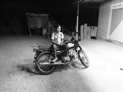 How does it feels like when your dream of becoming something has been crushed even before it has been  born...??? Feels terrible,hopeless...right.?? Well who can tell better than this kid.....baldev a village boy dreams of becoming an engineer but then he realize that he doesn't have the financial strength to fulfill his dream and  he then comes back to reality and gets really sad that one day he also have to work as a mechanic or carry on his ancestors tradition of playing music and entertaining people...
Such high hopes and yet very limited opportunities....what can I say ...dream on kiddo....