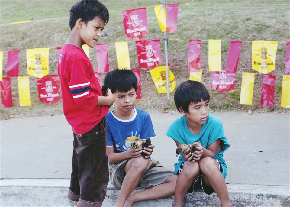Outside the Ynares Sporting Arena, 3 young boys use their charm to sell some baby ducklings to people entering the venue. However, no such luck.