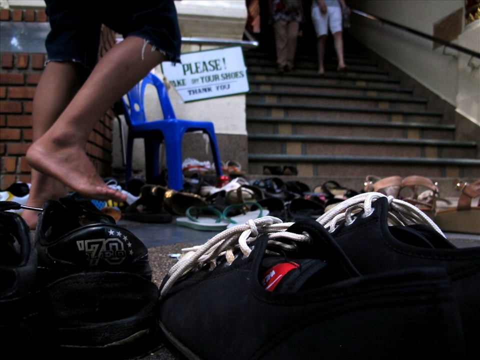 Shoes are not welcome here